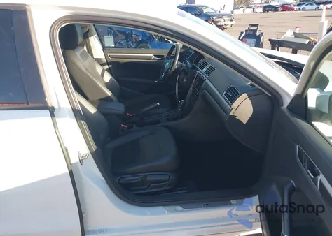 2018 Volkswagen Passat 2.0T R-Line/2.0T S z USA, uszkodzony, nr VIN 1VWAA7A35JC022477